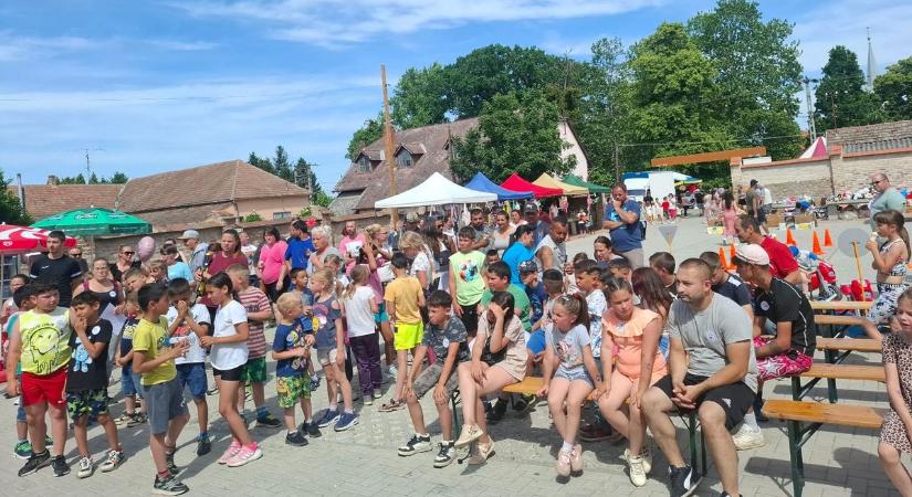 Érdemes volt futni a gyereknapon, rollert kapott a legszerencsésebb sportoló