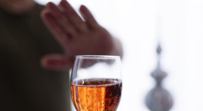 Tíz éve él úgy, mint egy alkoholista, holott egy korty szeszt sem iszik
