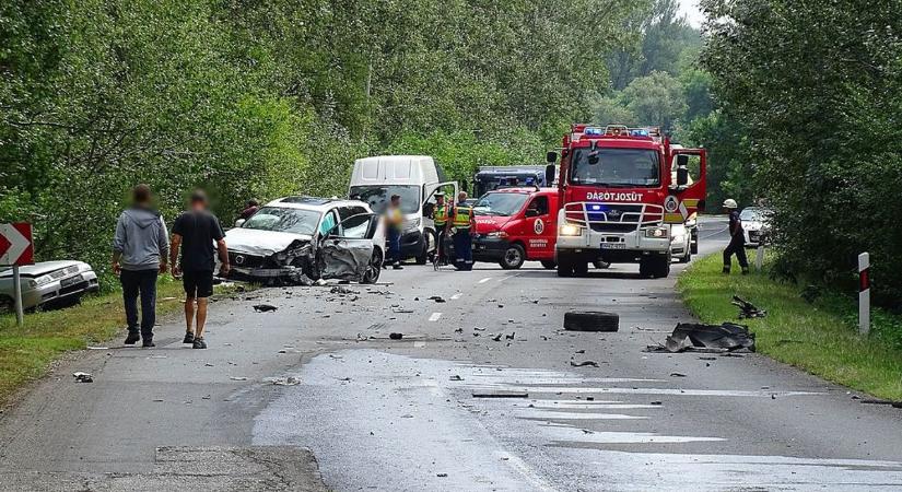 Brutális ütközés Szentesnél: megbénult a forgalom, miután három jármű karambolozott a főúton