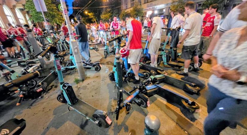 Újabb szurkolót sodortak bajba az elektromos rollerek Budapesten