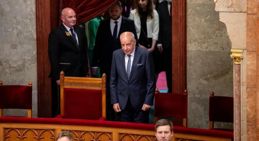Magyar Péter hétfő reggel meglátogatja a lemondásra felszólított Sulyok Tamást