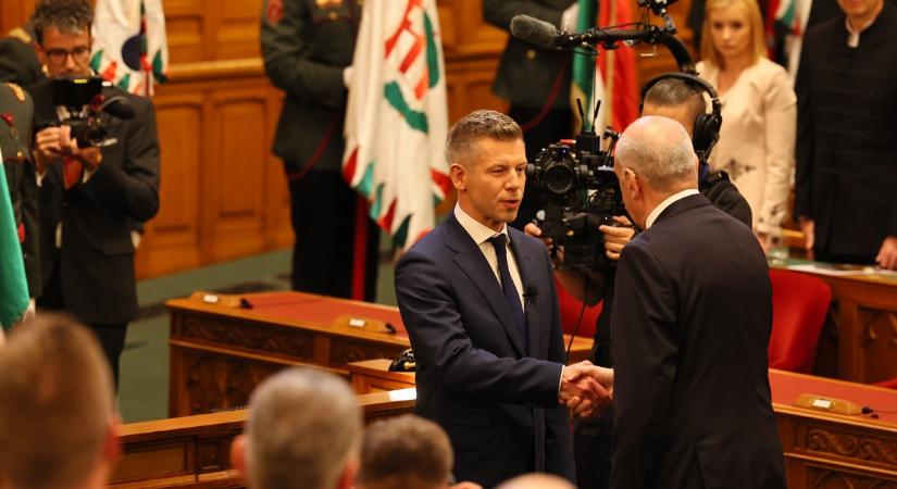 Lejár a lemondásra adott határidő: Magyar Péter hétfő reggel Sulyok Tamáshoz megy