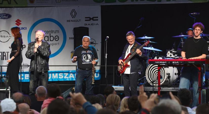 Megtelt a Kossuth tér: Bikini-koncert Nyíregyházán (fotókkal)