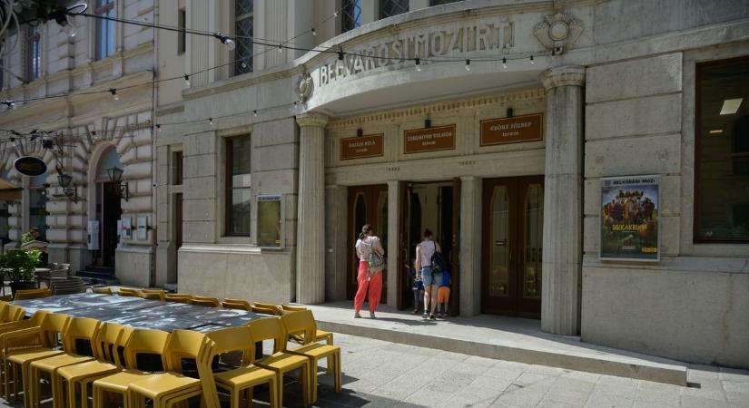Első mozis élmények, telt házas vetítések és mosolygó családok a Belvárosi Moziban