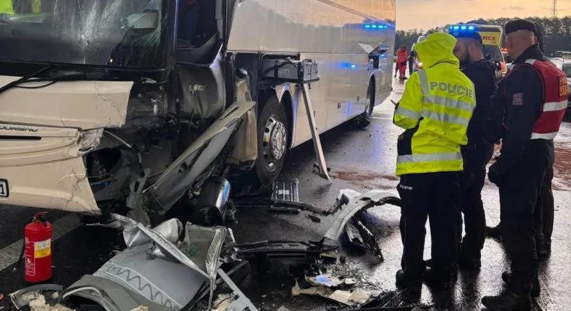 Magyar rendszámú busz balesetezett Dél-Csehországban, sok a sérült