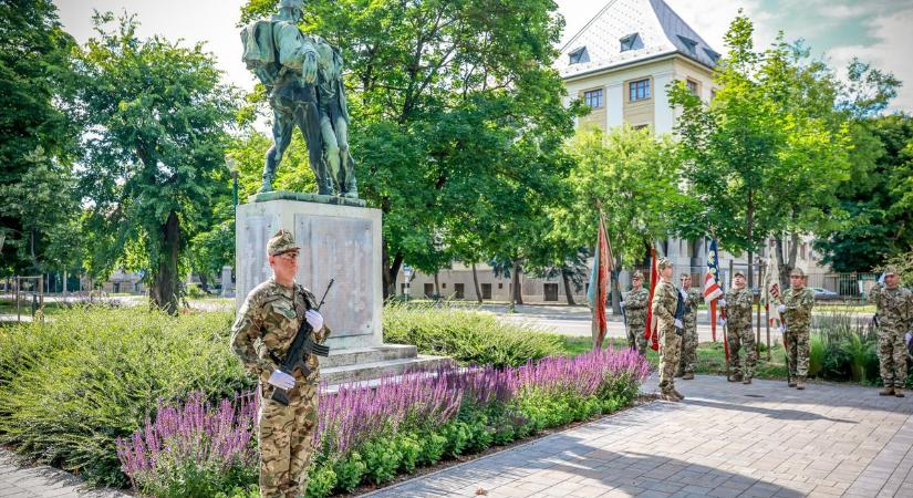 „A béke nem magától értetődő” – Katonai tiszteletadással emlékeztek Szekszárd hőseire (galéria)