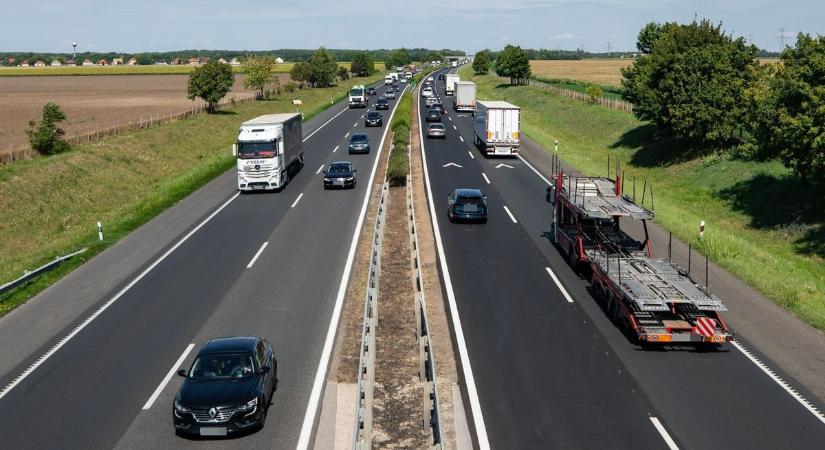 Autók ütköztek össze az M1-esen, belassult a forgalom a sztrádán
