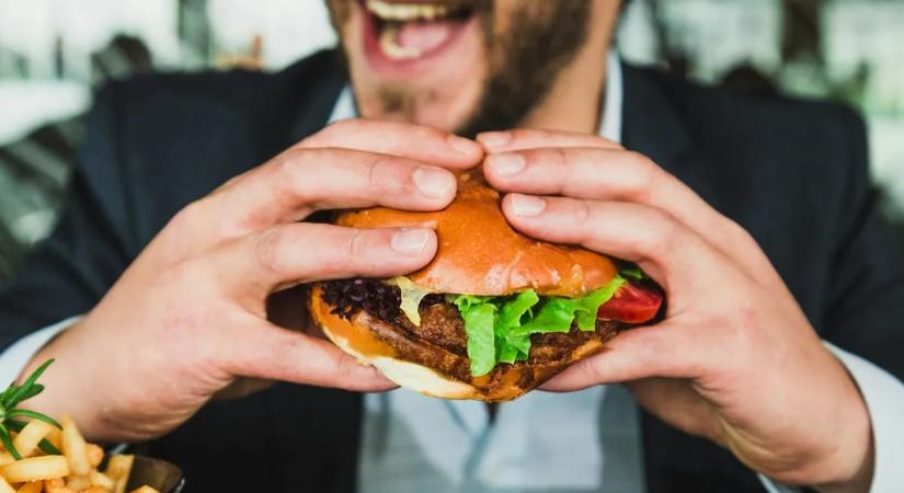 Eddig rosszul ette a hamburgert – furcsa trükk terjed az interneten