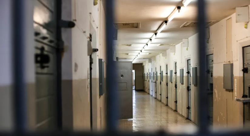 Drámai a helyzet: százak alszanak a földön a börtönökben, rendkívüli intézkedésekre készül a kormány