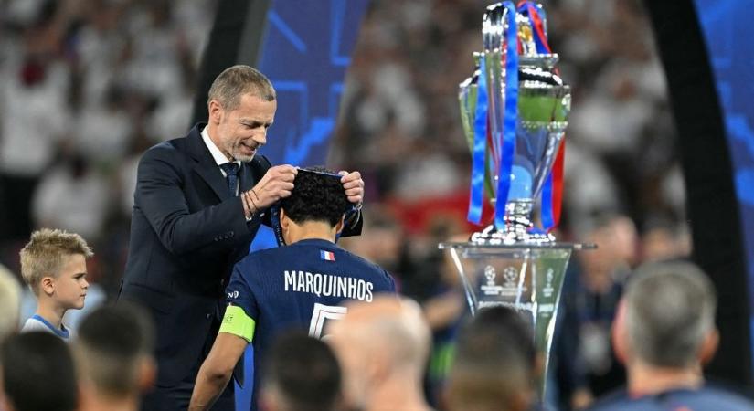 Kínos jelenet a Puskás Arénában: az UEFA elnöke az éremátadáskor megfeledkezett a PSG csapatkapitányáról (VIDEÓ)