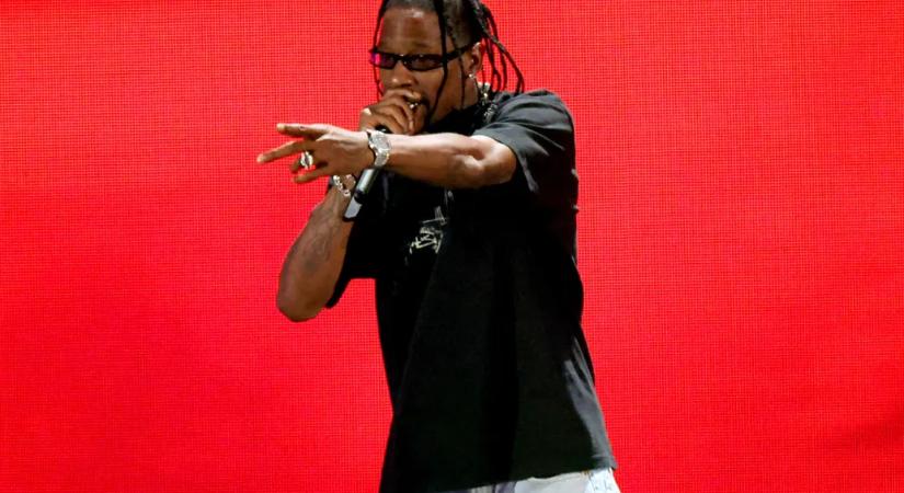 Szoboszlai és Azahriah mellett kisebb pánik is volt Travis Scott csepeli buliján, a rapper késett, a bútorok repkedtek