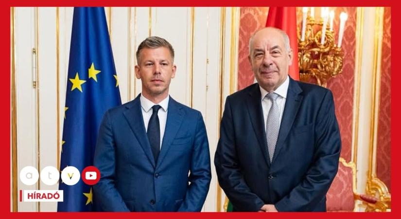 „Ma éjfélkor lejár a lemondásra adott határidő” – Magyar Péter holnap reggel látogatást tesz Sulyok Tamásnál
