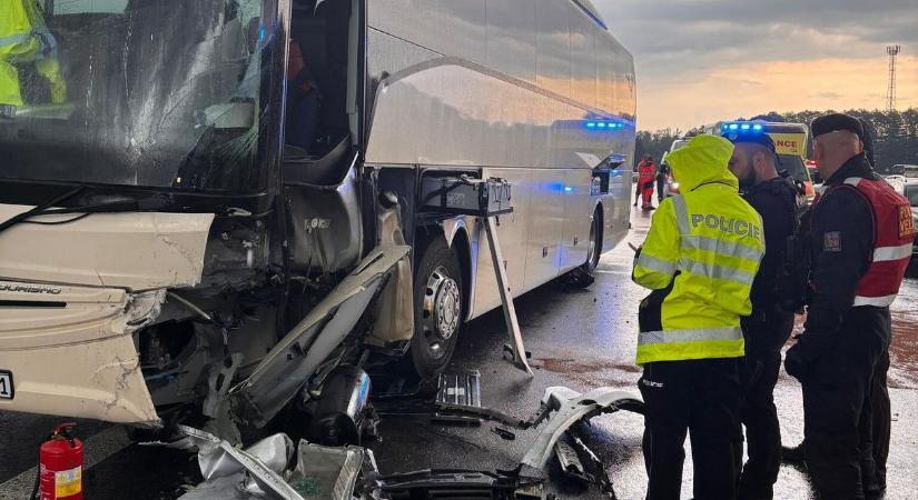 Magyar rendszámú busz balesetezet egy autóval Csehországban