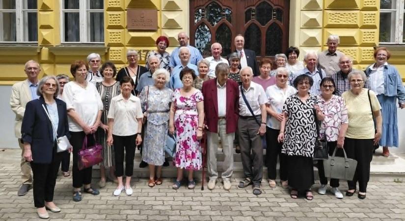 Minden megváltozott, 100 lány érkezett az iskolába.... – 60 év után találkozott újra a Táncsics gimnázium első, koedukált évfolyama