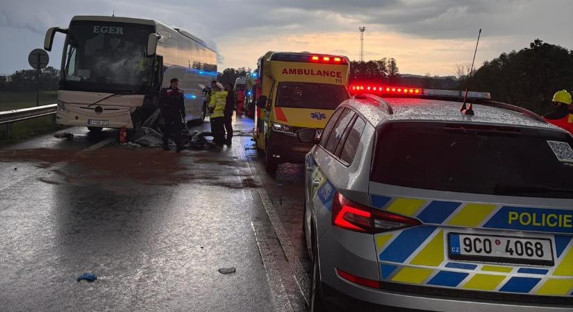 Magyar rendszámú busz karambolozott egy autóval Csehországban