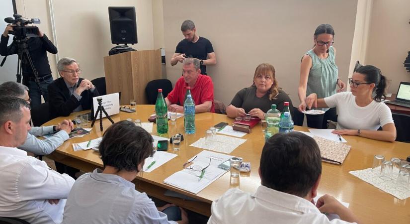 Bódis Gábor: Süket fülek kerekasztal mellett