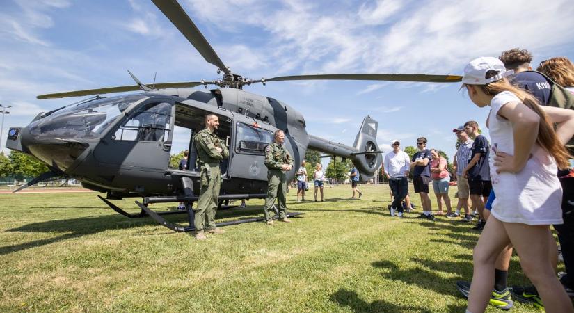 Békés feladattal, harci helikopter érkezett a Bregyó-közbe (galéria, videó)