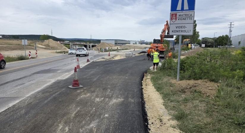 Fontos változás az M1-esen: Hétfőtől megnyílik a biatorbágyi felhajtó, új forgalmi rend lép életbe