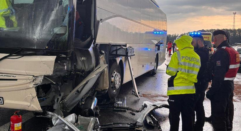 Balesetet szenvedett egy magyar busz külföldön, sok a sérült