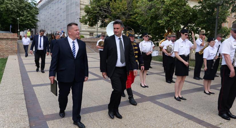 Helyőrségi zenekarral és a térség képviselőjével emlékeztek a hősökre Vásárhelyen
