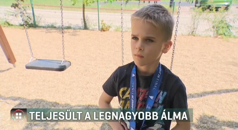 Saját aranyérmet kapott és a kupát is megfoghatta - élete álma vált valóra a 9 éves Zsombinak