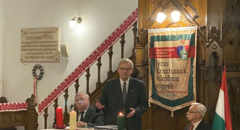 Tőkés László-szobrot avatnak Lakiteleken, utána beszélgetés lesz a szobor alanyával