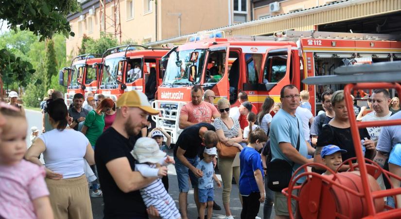 Tömegek lepték el a tűzoltóautókat: erre a napra mindenki emlékezni fog (fotókkal, videóval)