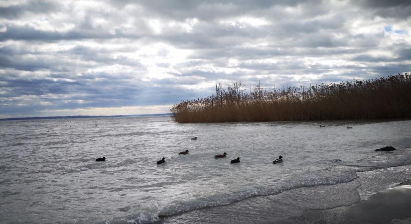 Órákon belül lecsap a vihar, zivatarok és durva széllökések érkeznek a Balatonhoz