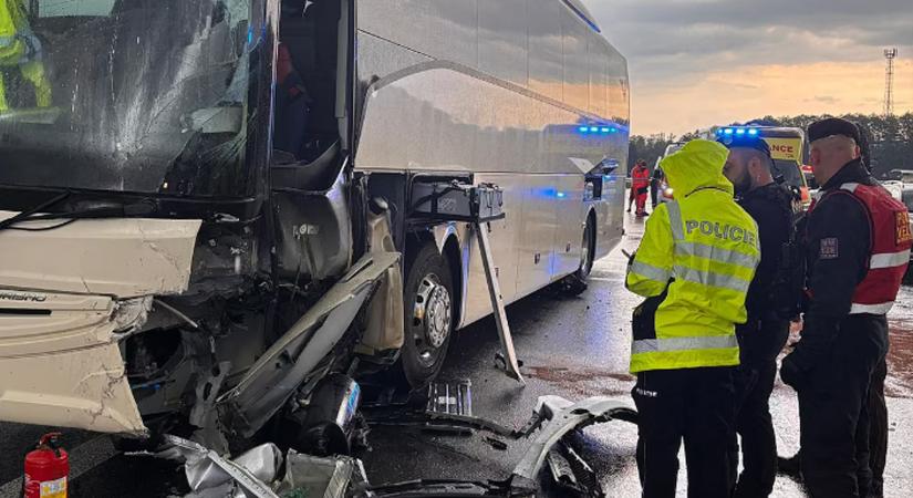 Magyar busz karambolozott Csehországban, sok a sérült
