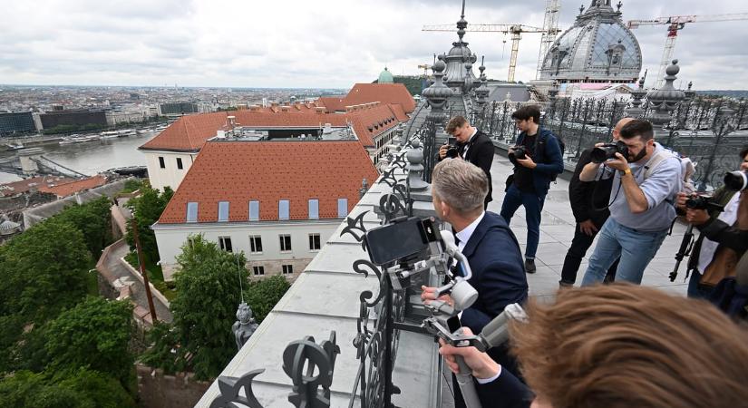 Több száz gyermekvédelemben élő fiatalt hívott meg Magyar Péter gyereknap alkalmából Rogán Antal egykori luxusminisztériumába