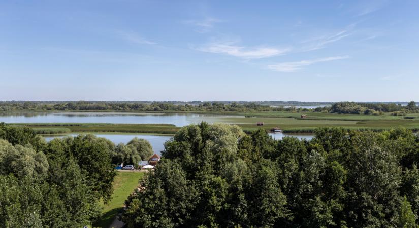 Már nem a Balaton a favorit? Százszámra költöznek a magyarok ezekre a tóparti településre