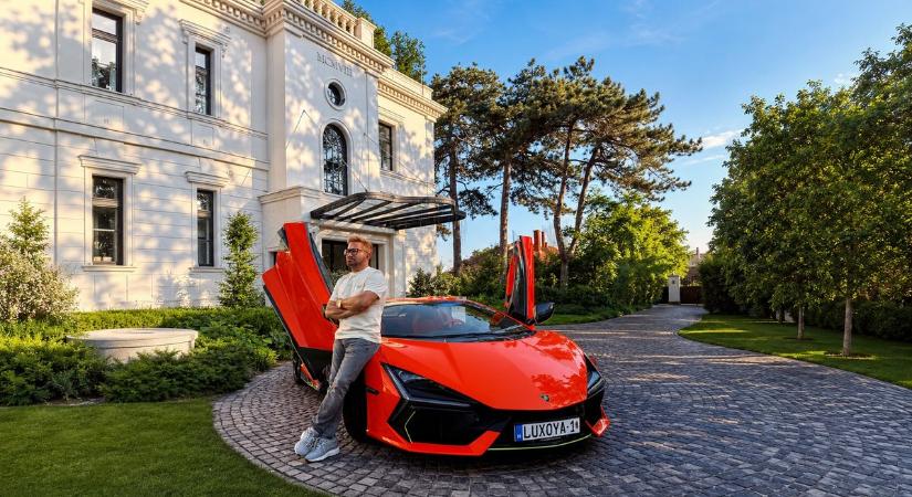 Ezzel akár az épületet is elhúzhatná: Jákob Zoli a Rodostó-villa előtt villantott a Balatonon