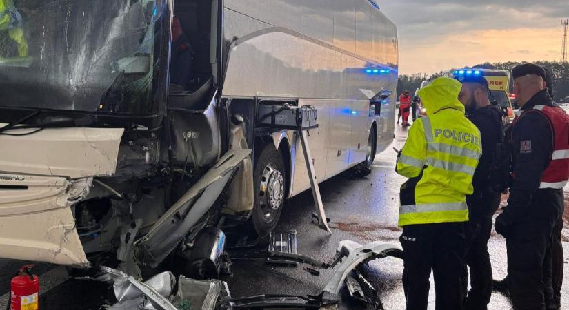 Balesetet szenvedett Csehországban egy magyar busz, tizenketten megsérültek