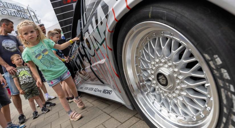 Méregdrága sportkocsik, luxizó sztárok, millió ember: fotókon, videókon a Debrecen Drive vasárnapja
