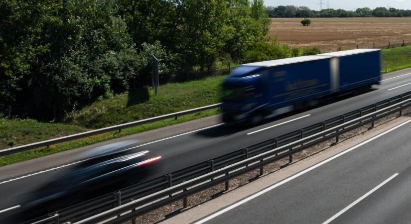 A külső sávban vesztegel egy kamion az M1-esen