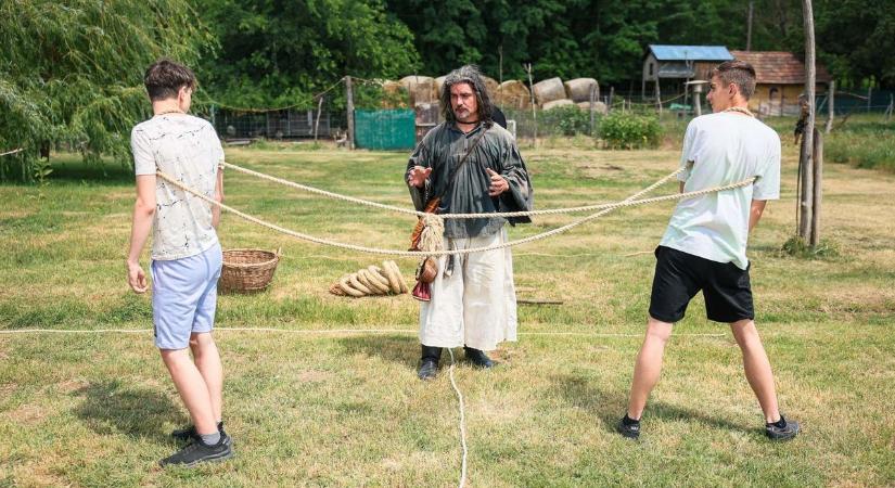 A betyárok már éppen összegyűltek a káli tanyán, amikor megjelent a rendőrség