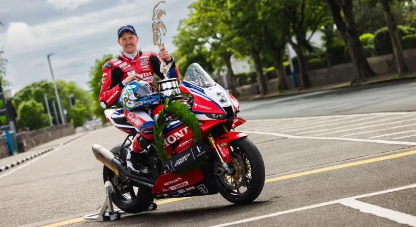 15 másodpercet adott Hickmannak, történelmet írt a TT-n Dean Harrison, megszerezte első Superbike-győzelmét