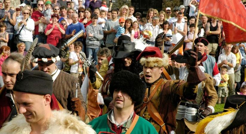Retró fotókon a Tatai Patara, amikor a várnál újra megszólaltak a muskéták