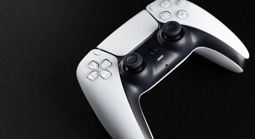 Mit jelez a narancssárga fény a PlayStation 5 DualSense kontrollerén?