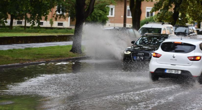 Új „tó” született Nagykanizsán: nem minden autóst hatott meg az Ady utcai hullámzás (galéria, videó)