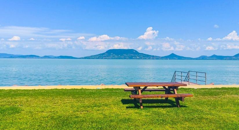 Balatoni strandárak 2026: 800 és 10 000 forint között szórnak a belépők