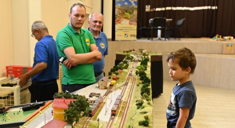 Itt aztán volt minden, ami vasút! Aprólékosan kidolgozott modelleket láthattak a gyerekek – galériával, videóval