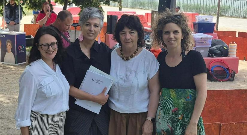 Reformcsomag készült a gyermekek helyzetének a javításáért, Bódis Kriszta átvette a dokumentumot