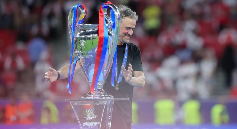 Fotó: a BL-győztes Paris Saint-Germain üzenetet hagyott maga után a Puskás Arénában