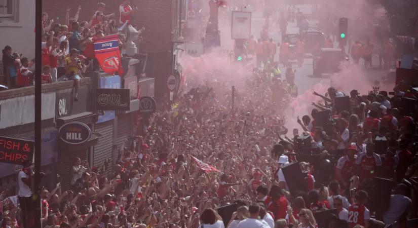 Százezrek nézték, ahogy az Arsenal férfi és női bajnokcsapata buszokon parádézik Londonban