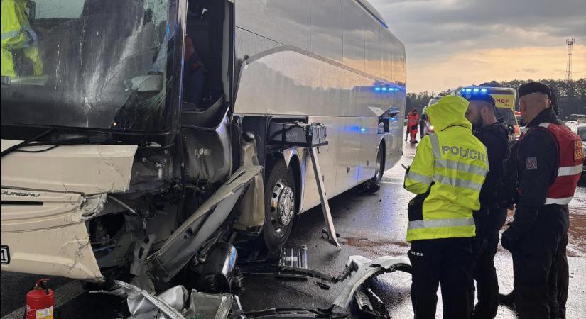 Magyar rendszámú busz szenvedett balesetet Csehország déli részén, 12-en megsérültek