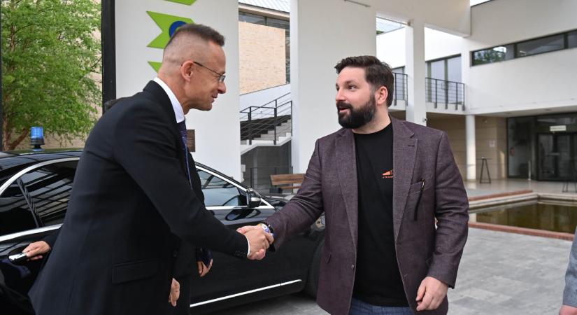 3 ezer forintos árbevétel, 2,7 milliárd forint támogatás a Tisza-adós plakátokat készítő cég mérlege