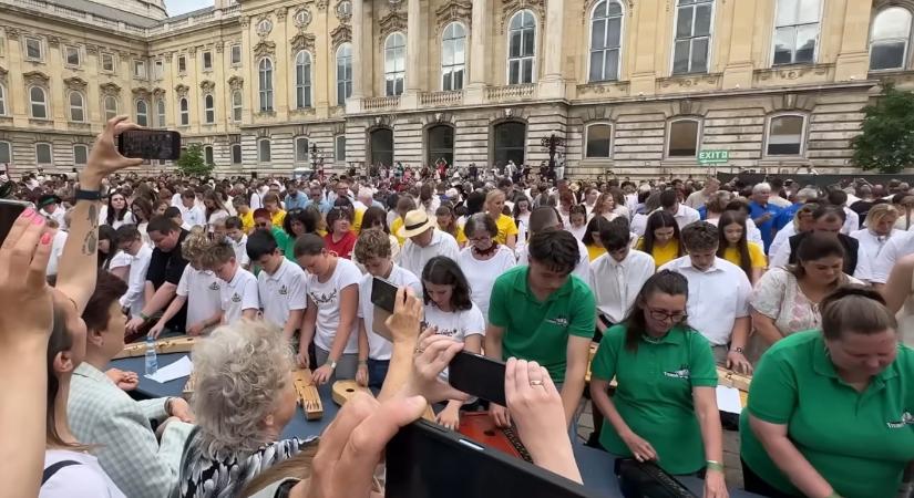 Sikeresen megdöntötték a citerarekordot, majd elénekelték a Bajnokok Ligája himnuszát magyarosan