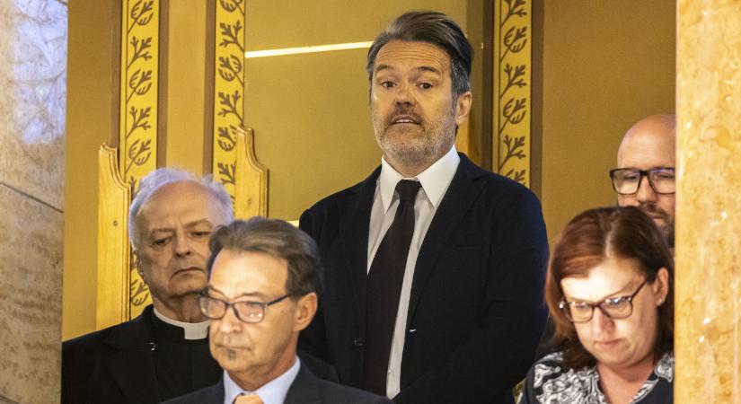 Habony Árpád kérésére indoklás nélkül osztogatta a diplomata útleveleket a Szijjártó-féle külügy