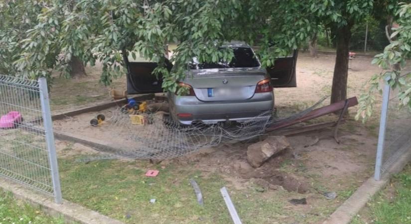 Öt percen múlt a tragédia – Játszótér homokozójába csapódott egy ámokfutó Dányban – videó
